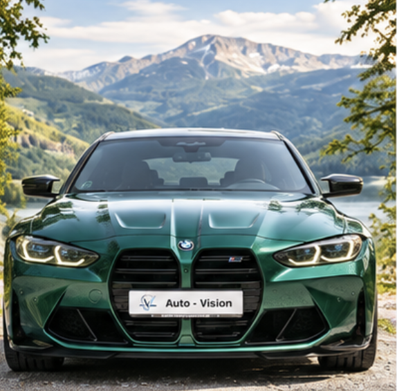 BMW M3 Competition in Grün mit Auto-Vision Kennzeichen vor Bergkulisse