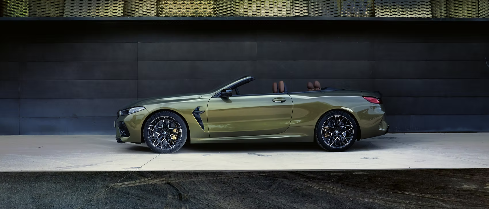 Grünes BMW M8 Cabrio in der Seitenansicht